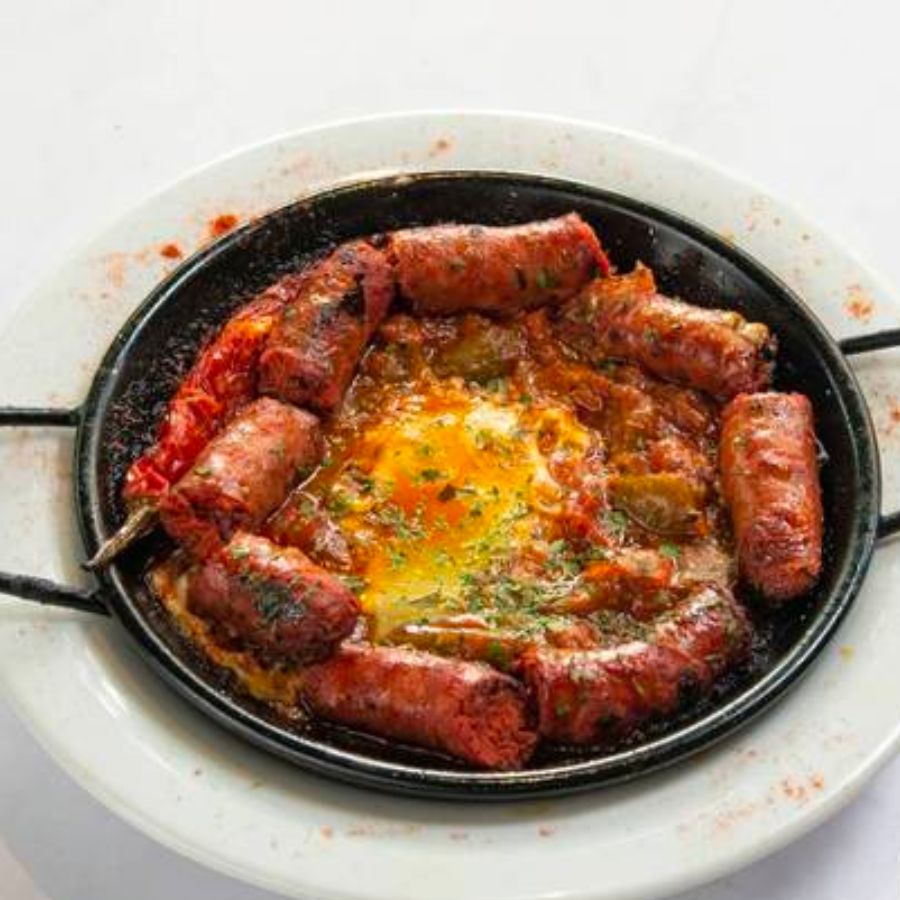 Cassolette Merguez Makbouba, oeuf, piment et frites