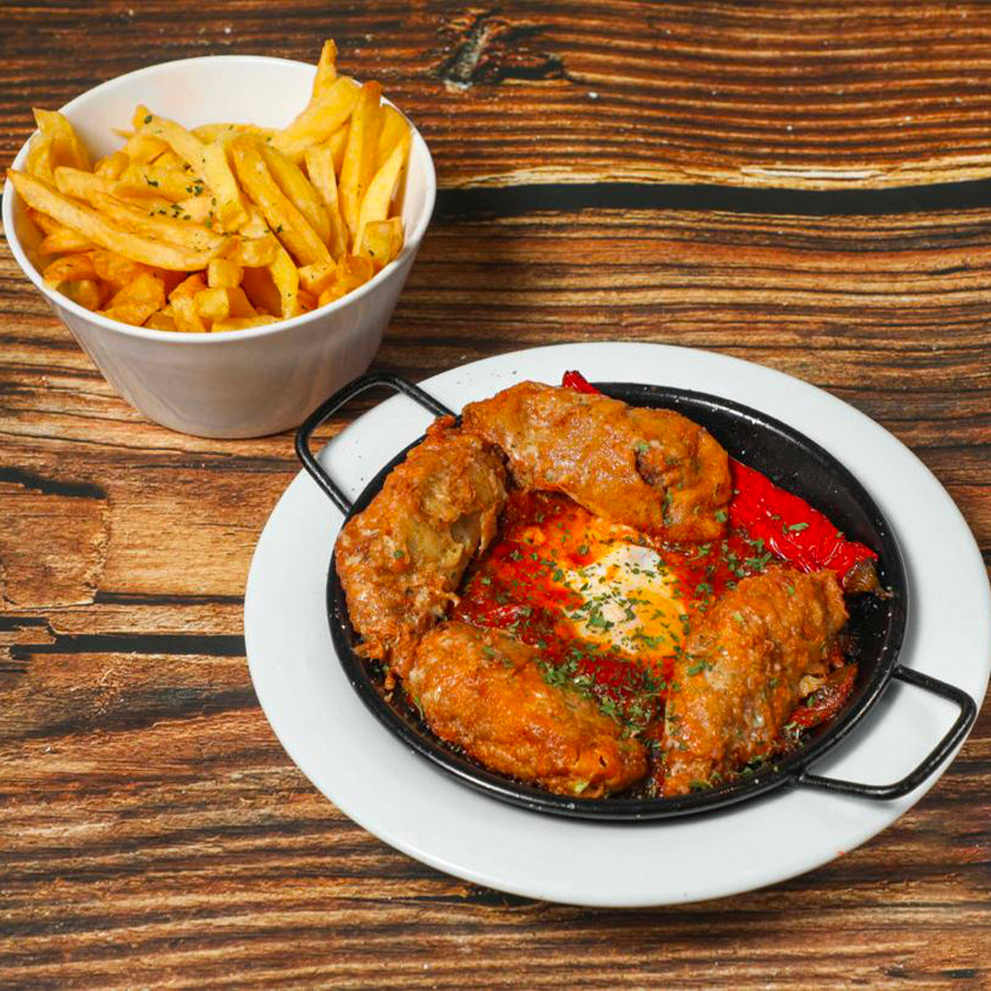 Cassolette Boulettes Makbouba, oeuf, piment et frites